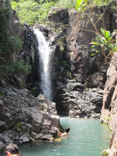 何Sir正緩緩游過小狹谷，向宏偉的獨秀瀑進發。